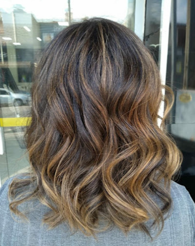 Mechas caramelo em cabelo ondulado